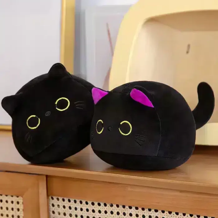 Cojín de peluche de gato negro con ojos grandes