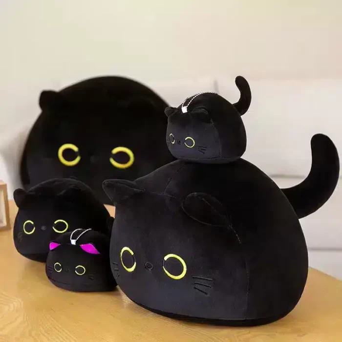 Cojín de peluche de gato negro con ojos grandes