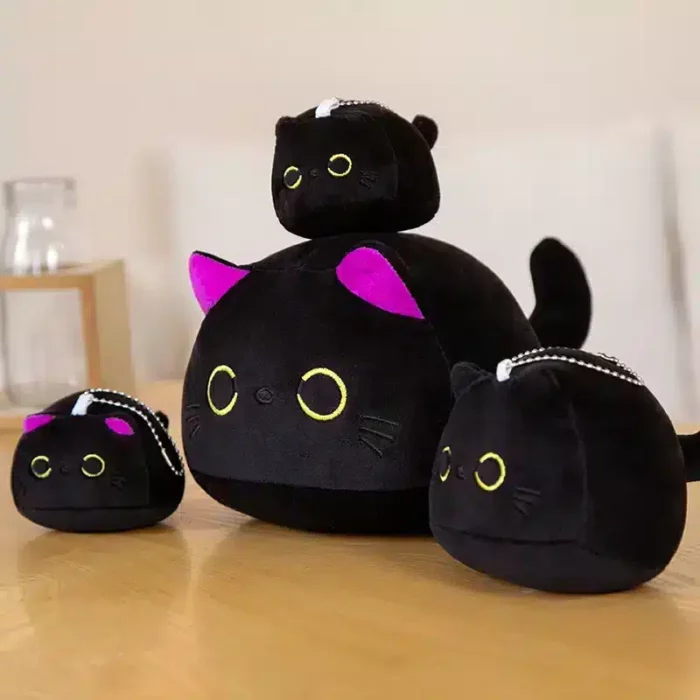 Cojín de peluche de gato negro con ojos grandes