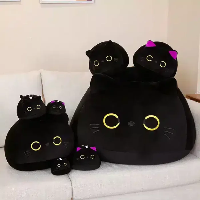 Cojín de peluche de gato negro con ojos grandes